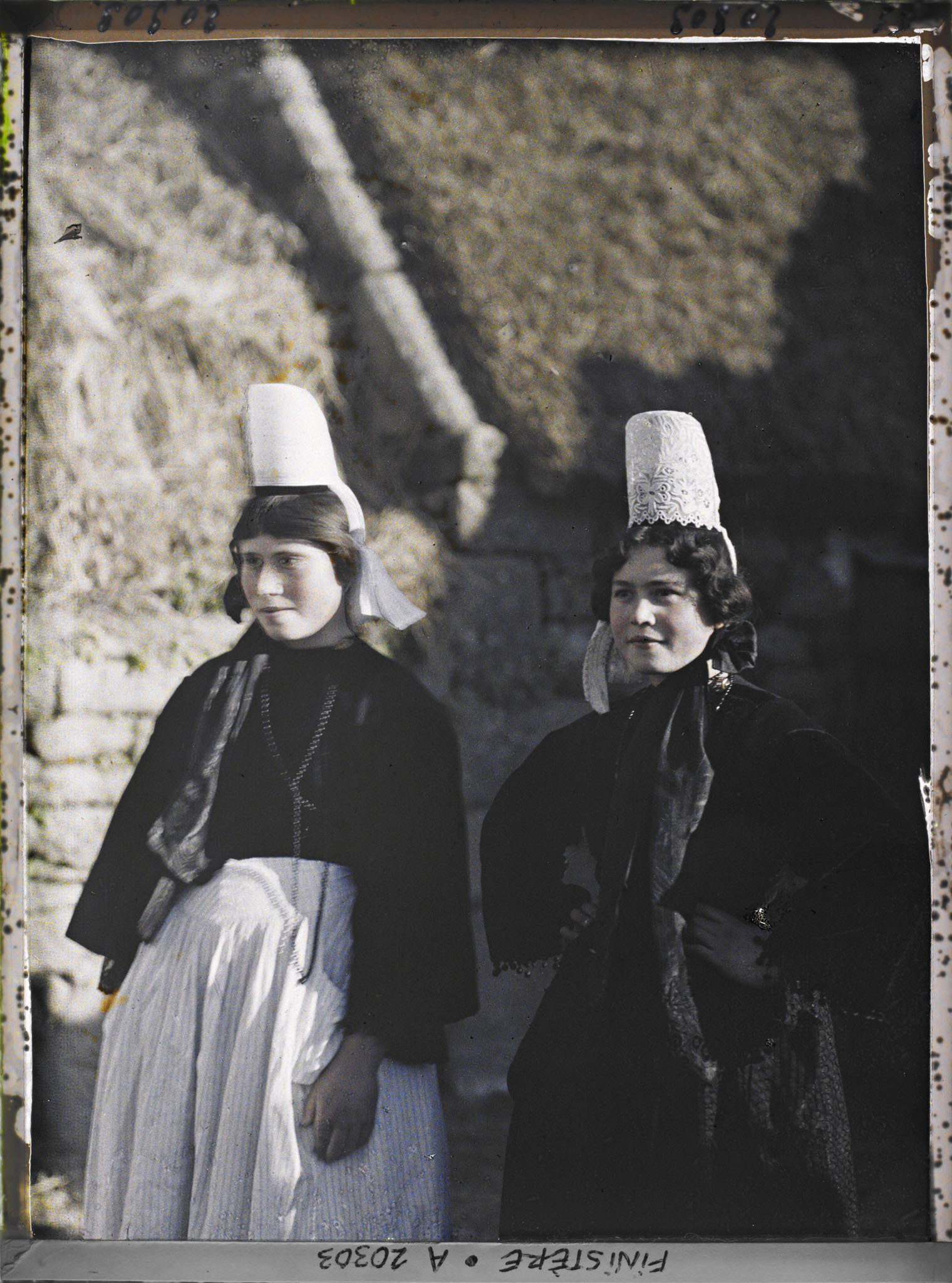 Deux jeunes filles de Penmarc'h en costume traditionnel Bigouden